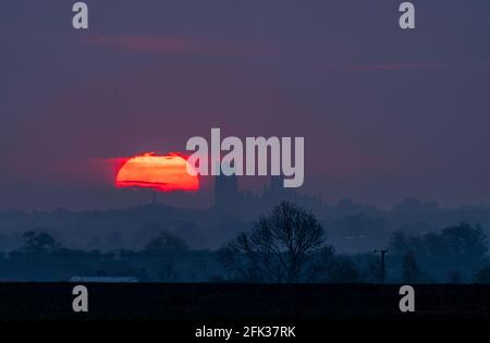 Sonnenaufgang hinter der Ely Cathedral Stockfoto