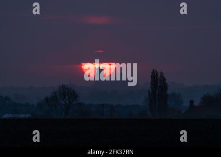 Sonnenaufgang hinter der Ely Cathedral Stockfoto