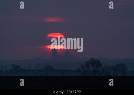 Sonnenaufgang hinter der Ely Cathedral Stockfoto