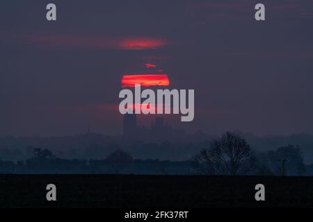 Sonnenaufgang hinter der Ely Cathedral Stockfoto