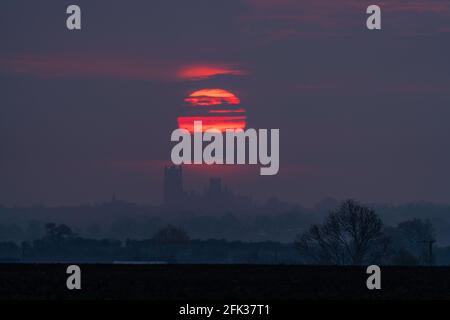 Sonnenaufgang hinter der Ely Cathedral Stockfoto