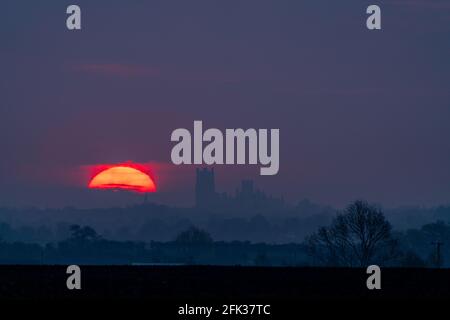 Sonnenaufgang hinter der Ely Cathedral Stockfoto