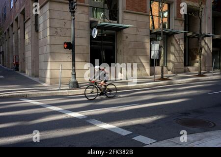 Leere Straßen in der Innenstadt von Portland, am Sonntag, den 18. April 2021, während eines pandemischen Frühlings. Stockfoto