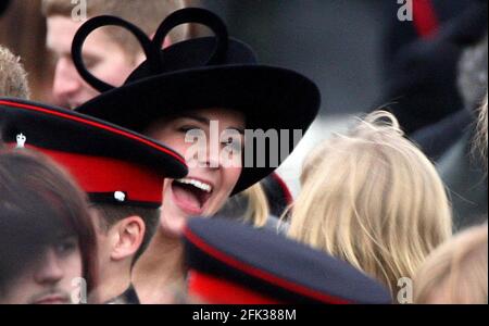 Datei-Foto vom 15/12/06 der Herzogin von Cambridge in Sandhurst, wo Absolventen, darunter der Herzog von Cambridge, in der Sovereign's Parade marschierten. Die Universitätsstudentin Kate Middleton erregte erstmals die Aufmerksamkeit des 19-jährigen Prinz William, als sie den Laufsteg in einem schieren Kleid für eine Charity-Modenschau hinunterzog. Ausgabedatum: Mittwoch, 28. April 2021. Stockfoto