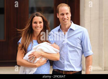 Aktenfoto vom 23/07/13 des Herzogs und der Herzogin von Cambridge, das den Lindo-Flügel des St. Mary's Hospital in London mit ihrem neugeborenen Sohn, Prinz George von Cambridge, verließ. Die Herzogin von Cambridge wird ein Jahrzehnt als HRH verbracht haben, als sie und der Herzog von Cambridge am Donnerstag ihren 10. Hochzeitstag feiern. Ausgabedatum: Mittwoch, 28. April 2021. Stockfoto