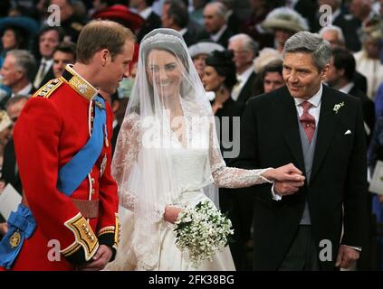 Datei-Foto vom 29/04/11 von Prince William und Kate Middleton mit ihrem Vater Michael Middleton in Westminster Abbey, London. Die Herzogin von Cambridge wird ein Jahrzehnt als HRH verbracht haben, als sie und der Herzog von Cambridge am Donnerstag ihren 10. Hochzeitstag feiern. Ausgabedatum: Mittwoch, 28. April 2021. Stockfoto