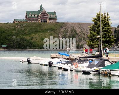 Waterton Lakes National Park, Kanada - 6. Juli 2016: Waterton Townsite Waterfront und historisches Prince of Wales Hotel unter stürmischem Himmel Stockfoto