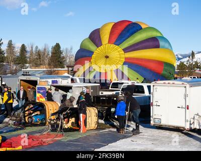 Winthrop, WA / USA - 4. März 2017: Heißluftballonpiloten bereiten sich während des Winthrop Balloon Festivals auf den Flug vor Stockfoto