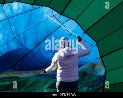 Winthrop, WA / USA - 4. März 2017: Der Heißluftballon wird während des Winthrop Balloon Festivals flugbereit Stockfoto