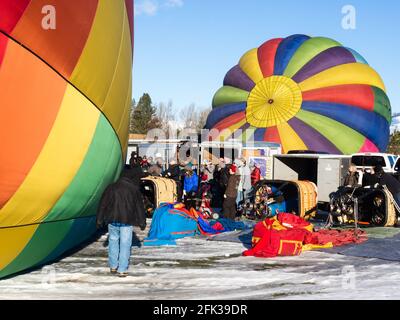 Winthrop, WA / USA - 4. März 2017: Heißluftballonpiloten bereiten sich während des Winthrop Balloon Festivals auf den Flug vor Stockfoto