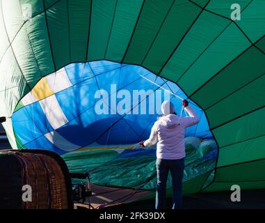 Winthrop, WA / USA - 4. März 2017: Der Heißluftballon wird während des Winthrop Balloon Festivals flugbereit Stockfoto