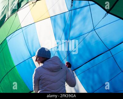 Winthrop, WA / USA - 4. März 2017: Der Heißluftballon wird während des Winthrop Balloon Festivals flugbereit Stockfoto