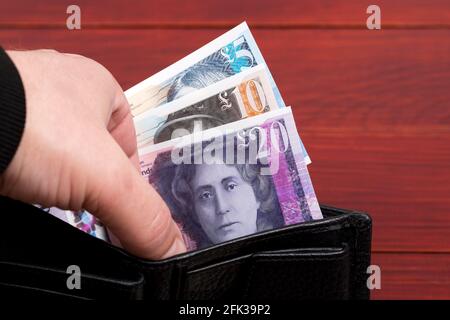 Scottish Money - Pfund in einer schwarzen Brieftasche Stockfoto