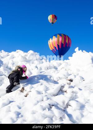 Winthrop, WA / USA - 4. März 2017: Kleines Mädchen hat Spaß beim Winthrop Balloon Festival Stockfoto