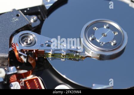 Öffnen Sie die Festplatte mit Metallscheibe und Lesekopf Stockfoto