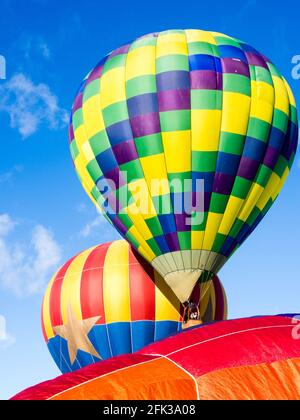 Winthrop, WA / USA - 4. März 2017: Heißluftballons starten beim Winthrop Balloon Festival Stockfoto