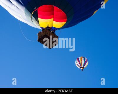 Winthrop, WA / USA - 4. März 2017: Heißluftballon, der Besucher während des Winthrop Balloon Festivals zu einer Fahrt bringt Stockfoto