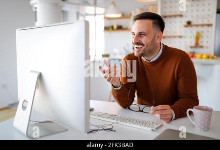 Mann mit Videokonferenz-Anruf über Computer. Remote-Teamverwaltung und Arbeit von zu Hause aus Stockfoto