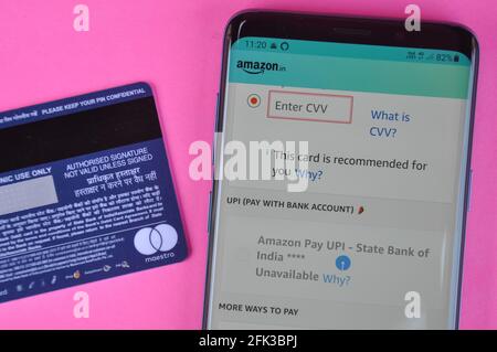 Mandi, Himachal Pradesh, Indien - März 05 2021: Konzept des Online-Shoppings, Eingabe des cvv-Codes in der amazon-App im Smartphone zum Einkaufen. Stockfoto