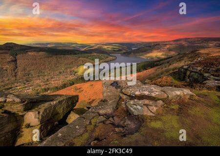 Dies ist das Ladybower Reservoir, das von Bamford Edge im Peak District National Park, England, aufgenommen wurde. Stockfoto