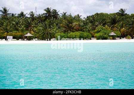 Strand auf Paradise Island auf den Malediven. Die Malediven sind ein beliebtes tropisches Urlaubsziel im Indischen Ozean. Stockfoto