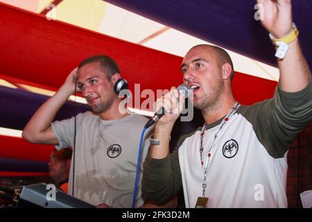 PJ Ellis und Spencer Smith von Big Brother im Bacardi Breezer Tent, V2002, Hylands Park, Chelmsford, Essex, Großbritannien - 18. August 2002 Stockfoto