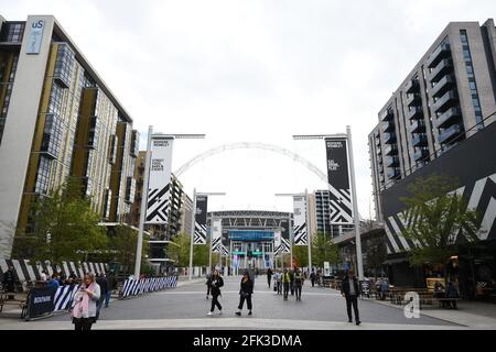 Olympic Way im Wembley Park, London. Der Wembley Park, Londons weltweit renommiertes Unterhaltungsviertel, hat in den letzten 70 Jahren einen bedeutenden Wandel erfahren, wobei die neu errichteten olympischen Stufen das letzte Puzzleteil bei der Entwicklung des legendären Olympic Way, auch bekannt als „Wembley Way“, bedeuten. Bilddatum: Dienstag, 27. April 2021. Stockfoto