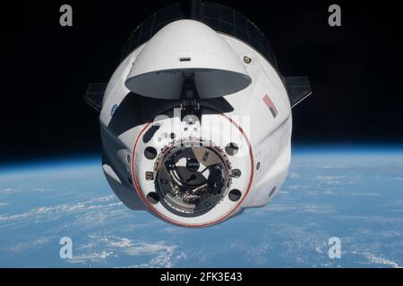 NASA-Bild der SpaceX Crew Dragon Endeavour, als sie sich der Internationalen Raumstation näherte, 24. April 2021 Stockfoto