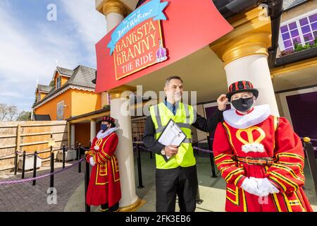 REDAKTIONELLE VERWENDUNG NUR David Walliams macht seine letzte Inspektion des neuen Gangsta Granny: The Ride im Alton Towers Resort, als sein meistverkauftes Buch, wird Gangsta Granny zum neuesten Fahrerlebnis des Resorts, das am 17. Mai eingeführt werden soll. Ausgabedatum: Mittwoch, 28. April 2021. Stockfoto