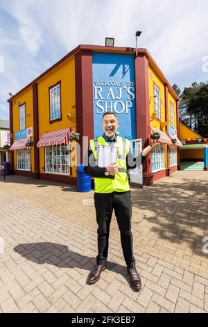 REDAKTIONELLE VERWENDUNG NUR David Walliams gibt seine endgültige Genehmigung für das neue Gangsta Granny: The Ride at Alton Towers Resort, als sein meistverkauftes Buch, wird Gangsta Granny zum neuesten Fahrerlebnis des Resorts, das am 17. Mai eingeführt werden soll. Ausgabedatum: Mittwoch, 28. April 2021. Stockfoto