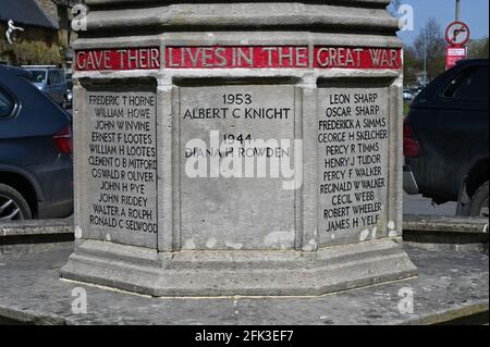 Das war Memorial an der High Street in der Stadt Moreton-in-Marsh in Gloucestershire. Das abgebildete Panel erinnert sich, wie auch andere, an Diana H Rowden, WAA Stockfoto