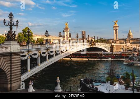 14. Juni 2015: Alexandre 3 Bridge, Pont Alexandre III, eine Bogenbrücke, die die seine in Paris, Frankreich, überspannt. Es wurde als französischer Mo eingestuft Stockfoto