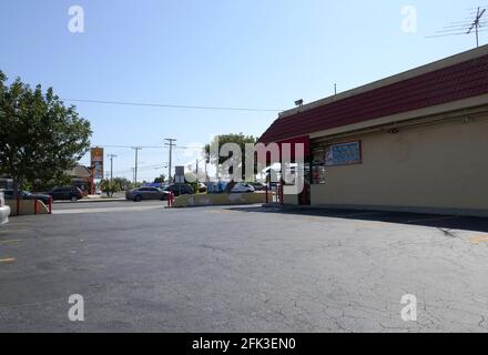 Compton, California, USA 27. April 2021 EINE allgemeine Sicht auf die Atmosphäre des Mordes Standort des Produzenten Terry Carter, der am 29. Januar 2015 von Marion Shug Knight von Death Row Records in Tam's Burgers in der 1201 Rosecrans Avenue in Compton, Kalifornien, USA, überführt wurde. Foto von Barry King/Alamy Stockfoto Stockfoto