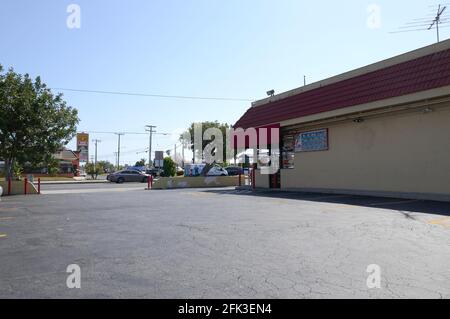 Compton, California, USA 27. April 2021 EINE allgemeine Sicht auf die Atmosphäre des Mordes Standort des Produzenten Terry Carter, der am 29. Januar 2015 von Marion Shug Knight von Death Row Records in Tam's Burgers in der 1201 Rosecrans Avenue in Compton, Kalifornien, USA, überführt wurde. Foto von Barry King/Alamy Stockfoto Stockfoto