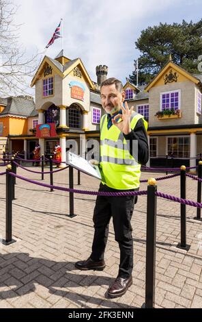 REDAKTIONELLE VERWENDUNG NUR David Walliams gibt seine endgültige Genehmigung für das neue Gangsta Granny: The Ride at Alton Towers Resort, als sein meistverkauftes Buch, wird Gangsta Granny zum neuesten Fahrerlebnis des Resorts, das am 17. Mai eingeführt werden soll. Ausgabedatum: Mittwoch, 28. April 2021. Stockfoto