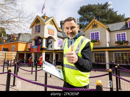 REDAKTIONELLE VERWENDUNG NUR David Walliams gibt seine endgültige Genehmigung für das neue Gangsta Granny: The Ride at Alton Towers Resort, als sein meistverkauftes Buch, wird Gangsta Granny zum neuesten Fahrerlebnis des Resorts, das am 17. Mai eingeführt werden soll. Ausgabedatum: Mittwoch, 28. April 2021. Stockfoto