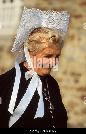 Bretagne Frankreich. Bretonische Dame mit der charakteristischen weißen Mütze (Foto aus den 90er Jahren). Stockfoto