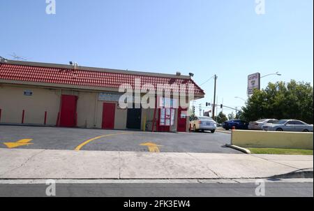 Compton, California, USA 27. April 2021 EINE allgemeine Sicht auf die Atmosphäre des Mordes Standort des Produzenten Terry Carter, der am 29. Januar 2015 von Marion Shug Knight von Death Row Records in Tam's Burgers in der 1201 Rosecrans Avenue in Compton, Kalifornien, USA, überführt wurde. Foto von Barry King/Alamy Stockfoto Stockfoto