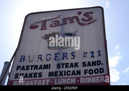 Compton, California, USA 27. April 2021 EINE allgemeine Sicht auf die Atmosphäre des Mordes Standort des Produzenten Terry Carter, der am 29. Januar 2015 von Marion Shug Knight von Death Row Records in Tam's Burgers in der 1201 Rosecrans Avenue in Compton, Kalifornien, USA, überführt wurde. Foto von Barry King/Alamy Stockfoto Stockfoto