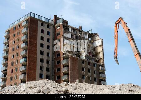 Abriss des Tennyson House, der fünften sozialen Hochhauswohnung, die am East Marsh in Grimsby niedergeschlagen werden soll. Stockfoto