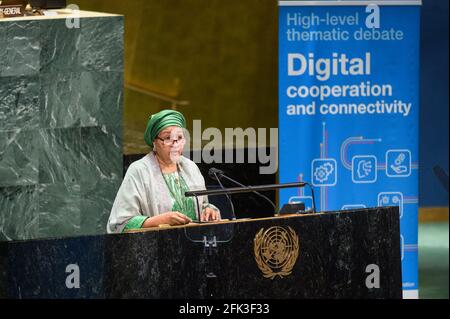 (210428) -- UNITED NATIONS, 28. April 2021 (Xinhua) -- die stellvertretende UN-Generalsekretärin Amina Mohammed spricht am 27. April 2021 im UN-Hauptquartier in New York über die hochrangige thematische Debatte über digitale Zusammenarbeit und Konnektivität. Die stellvertretende UN-Generalsekretärin Amina Mohammed forderte am Dienstag kollektive Maßnahmen, um eine offenere, freiere und sicherere digitale Zukunft für alle aufzubauen. „gemeinsam ist es unsere Aufgabe, digitale Umgebungen zu entwickeln, die alle mit einer positiven Zukunft verbinden können. Deshalb brauchen wir eine gemeinsame Anstrengung, mit der Zusammenarbeit zwischen nationalen und lokalen Regierungen, der privaten Sec Stockfoto