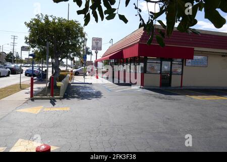 Compton, California, USA 27. April 2021 EINE allgemeine Sicht auf die Atmosphäre des Mordes Standort des Produzenten Terry Carter, der am 29. Januar 2015 von Marion Shug Knight von Death Row Records in Tam's Burgers in der 1201 Rosecrans Avenue in Compton, Kalifornien, USA, überführt wurde. Foto von Barry King/Alamy Stockfoto Stockfoto