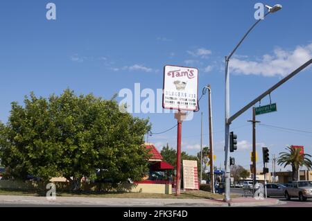 Compton, California, USA 27. April 2021 EINE allgemeine Sicht auf die Atmosphäre des Mordes Standort des Produzenten Terry Carter, der am 29. Januar 2015 von Marion Shug Knight von Death Row Records in Tam's Burgers in der 1201 Rosecrans Avenue in Compton, Kalifornien, USA, überführt wurde. Foto von Barry King/Alamy Stockfoto Stockfoto