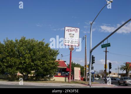 Compton, California, USA 27. April 2021 EINE allgemeine Sicht auf die Atmosphäre des Mordes Standort des Produzenten Terry Carter, der am 29. Januar 2015 von Marion Shug Knight von Death Row Records in Tam's Burgers in der 1201 Rosecrans Avenue in Compton, Kalifornien, USA, überführt wurde. Foto von Barry King/Alamy Stockfoto Stockfoto