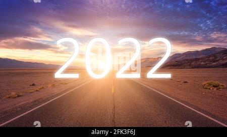 Das Wort 2021 geschrieben auf der Autobahn. Konzept für das neue Jahr 2021 Stockfoto