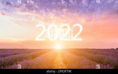 Das Wort 2022 auf der Autobahn geschrieben. Konzept für das neue Jahr 2022 Stockfoto