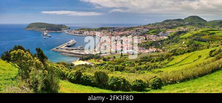 Stadt Horta und Horta Bay - Blick von der Nossa Senhora da Conceicao Aussicht (Faial Island, Azoren) Stockfoto