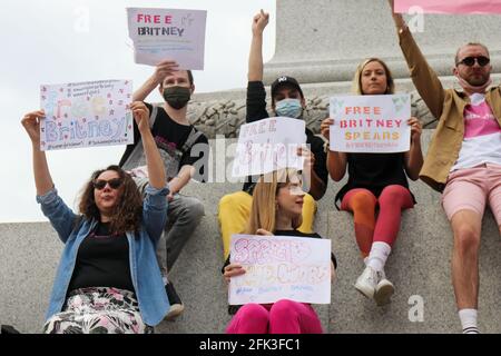 LONDON, ENGLAND, 27 2021. APRIL, Großbritanniens erste Free Britney Rally, protestieren #FreeBritney-Aktivisten auf den Straßen Londons, nachdem Spears versucht hatte, ihr Konservatorship zu entfernen Stockfoto