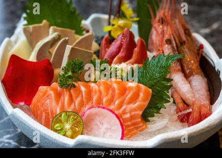 Ein köstliches japanisches Gericht, Lachs und Foie Gras Sashimi-Platte Stockfoto