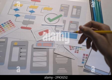 Designer zeichnen ein mobiles ux App-Entwicklungskonzept. Mann halten Bleistift mit mockup ui. Stockfoto
